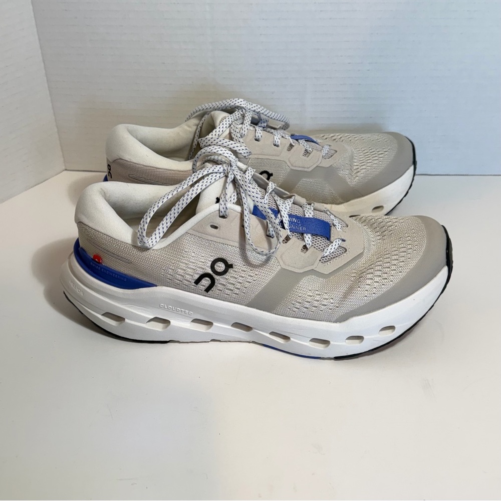 On Cloud running shoes Size women’s 9